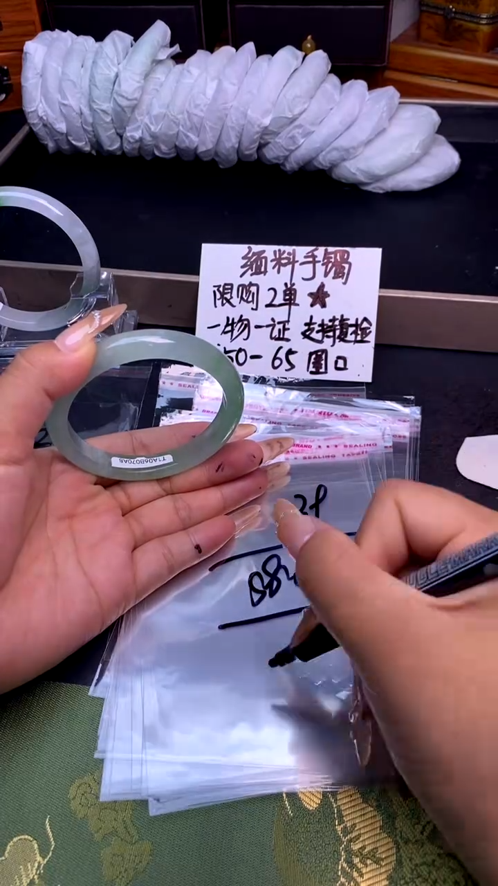 时尚女款缅料手镯239