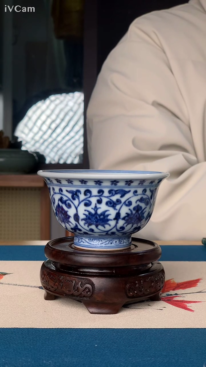 古法烧制青花缠枝莲压手杯