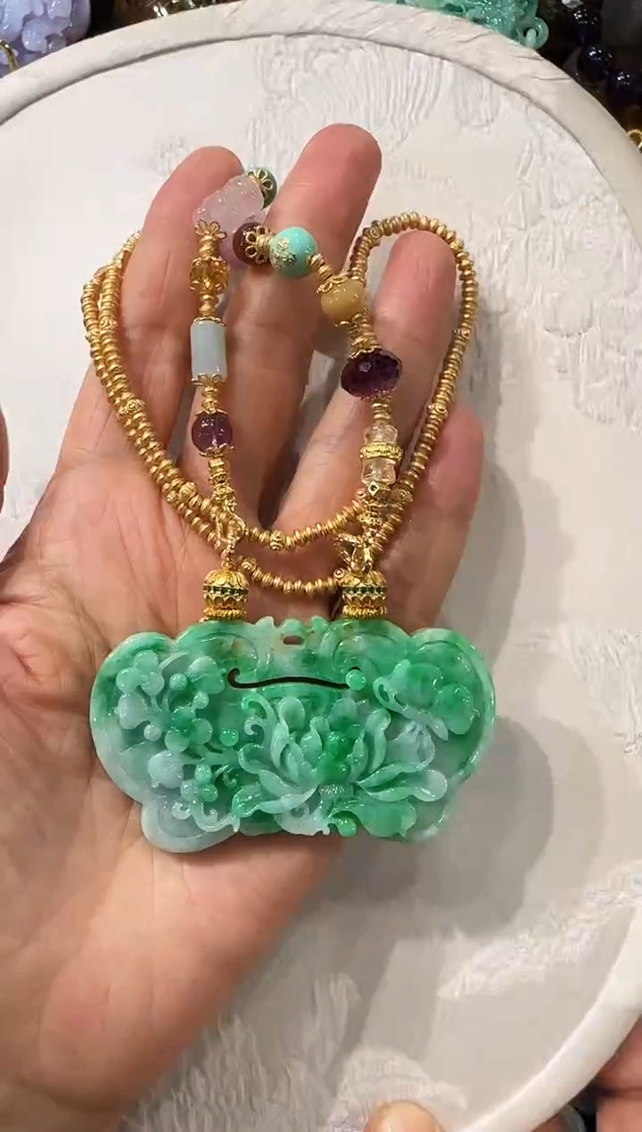 翡翠未镶嵌颈饰国风