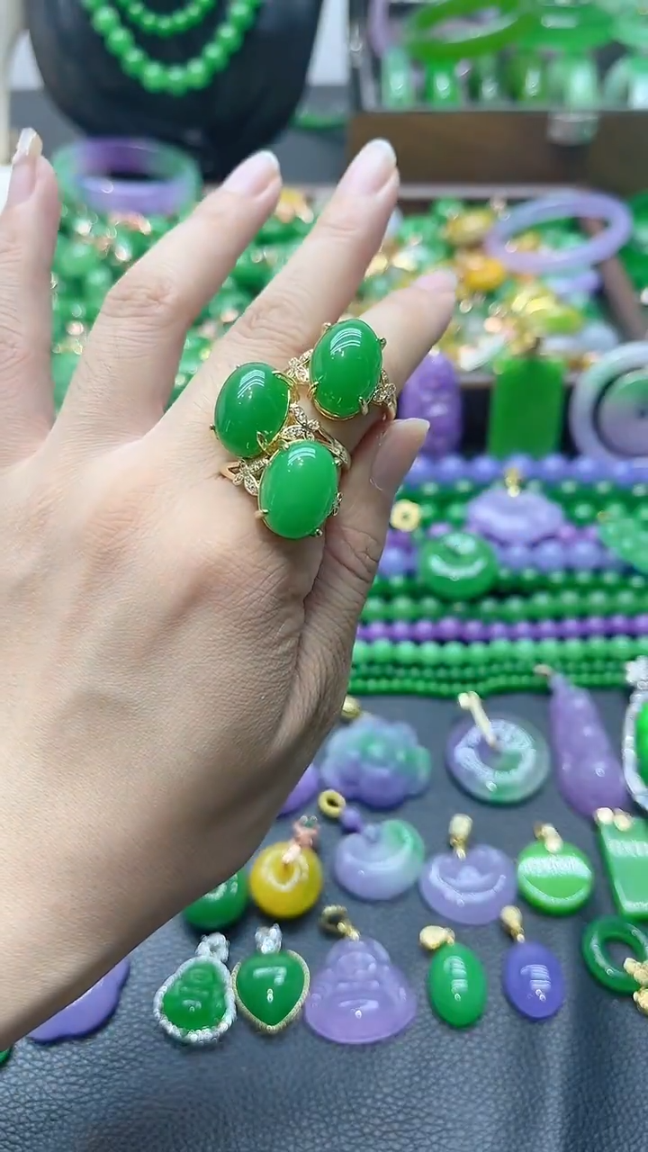 颈饰14K金镶嵌翡翠阳绿蛋面戒指