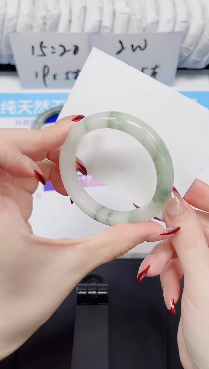 【闪购商品】石英质玉手镯未镶嵌111