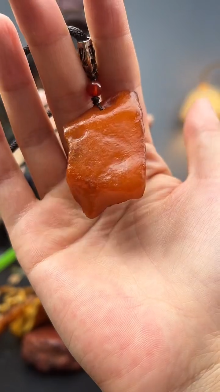 未镶嵌颈饰琥珀吊坠