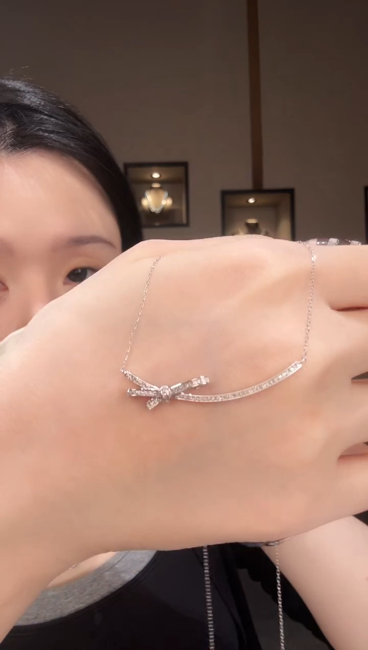 项链18K金镶嵌钻石微笑蝴蝶结