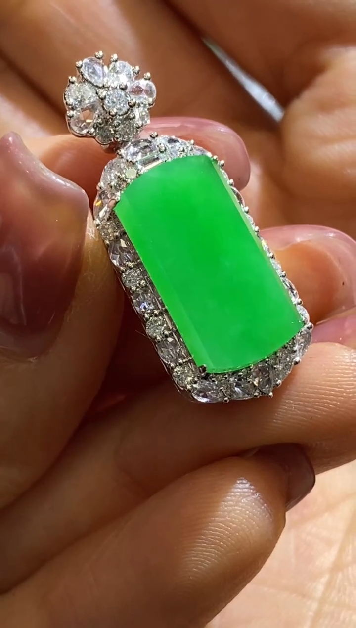 颈饰18K金镶嵌翡翠收到货48小时鉴赏期（超时不退不换）新年配饰