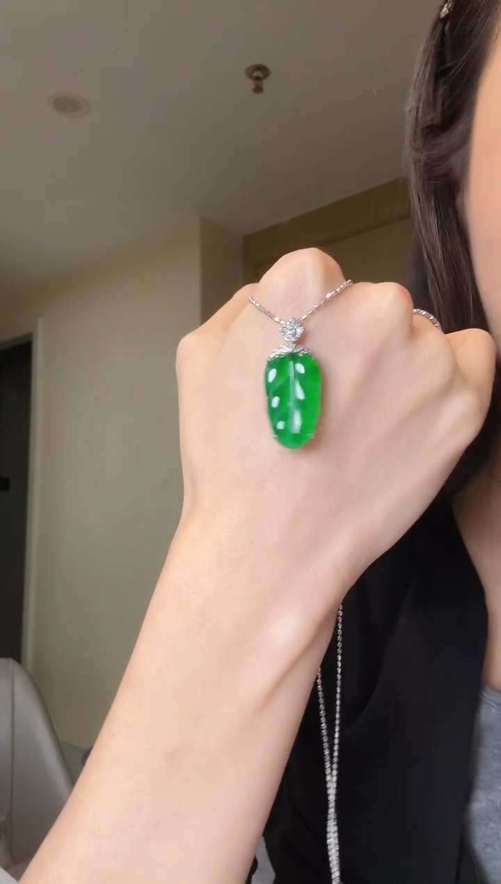 【闪购商品】翡翠吊坠(不含链)18K金镶嵌天然翡翠吊坠