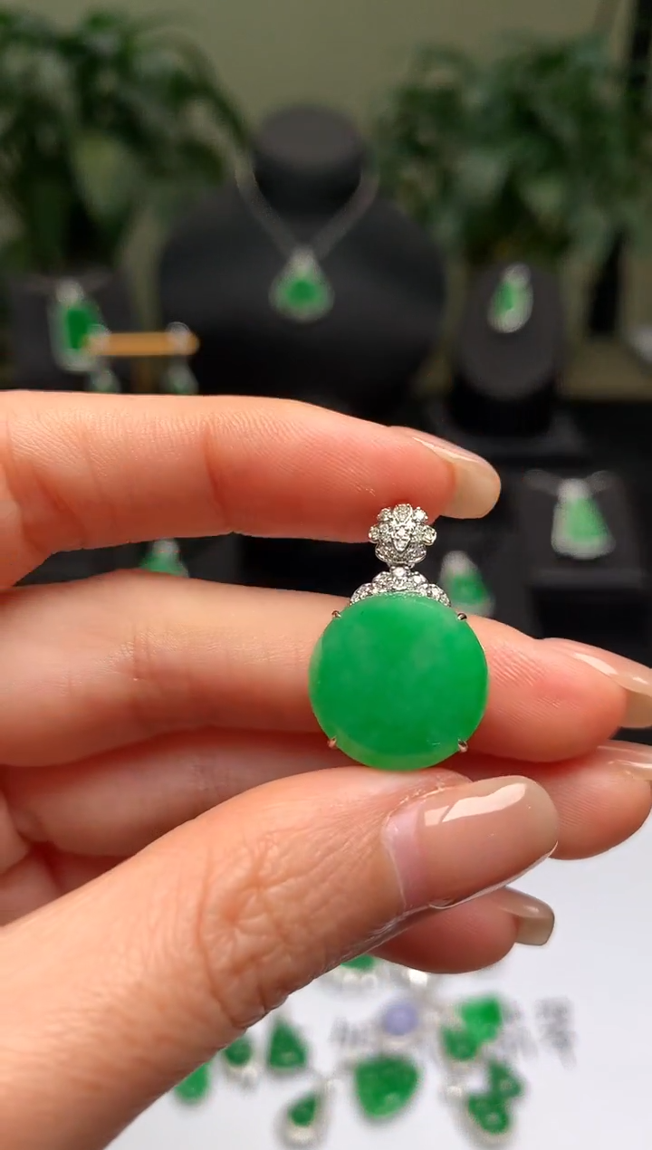 颈饰18K金镶嵌翡翠圆牌