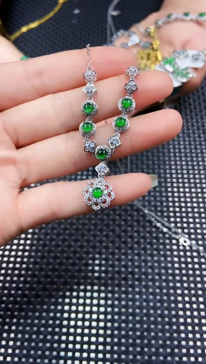 【闪购商品】翡翠颈饰未镶嵌111111111