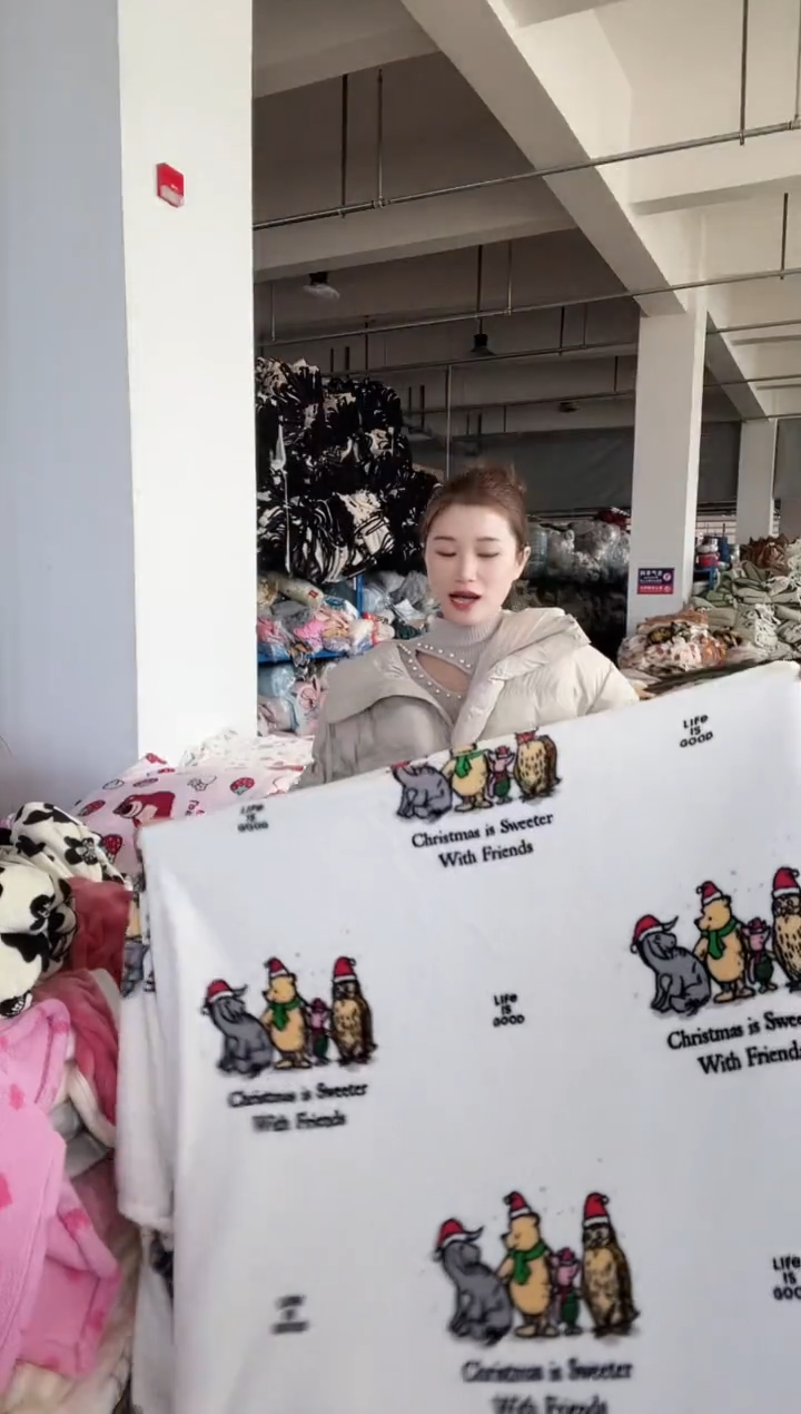 牛奶绒主播手上展示   毛毯  1.8*2..0米