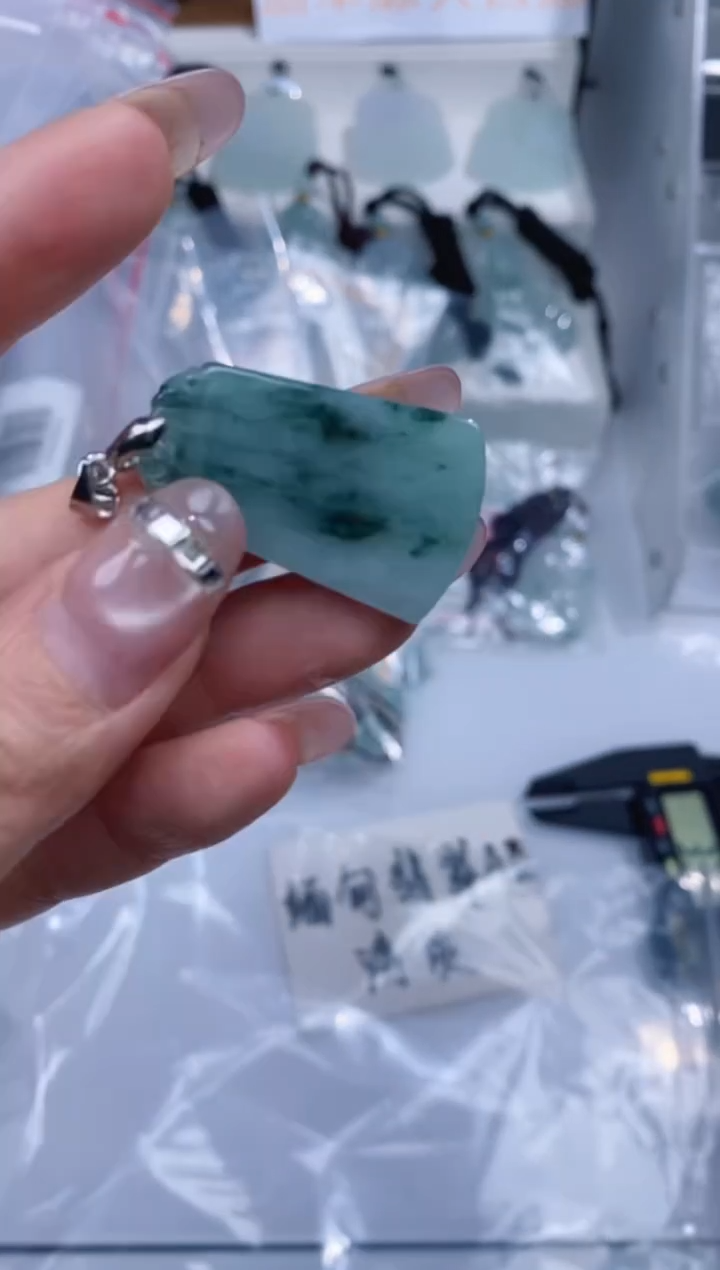 颈饰未镶嵌翡翠吊坠