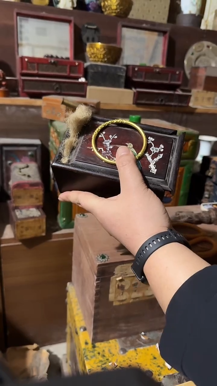 木        黑盒子带黄镯子