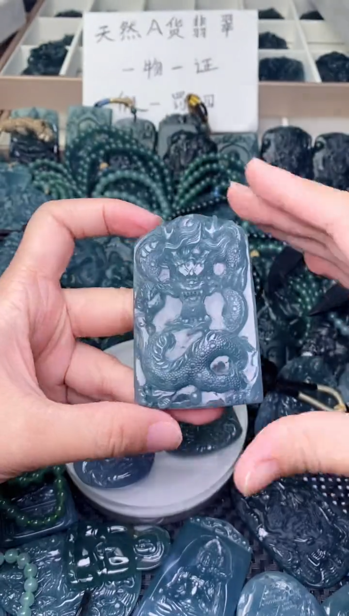 翡翠未镶嵌颈饰          