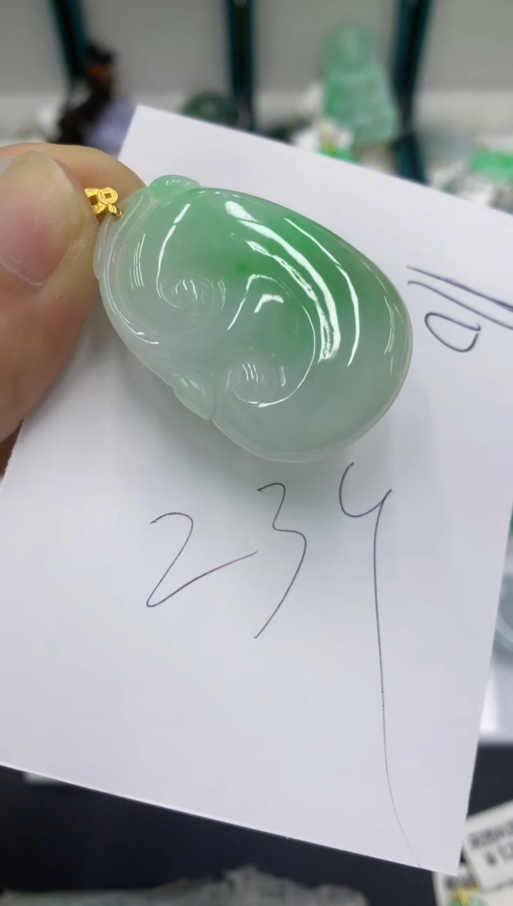 翡翠18K金镶嵌颈饰翡翠