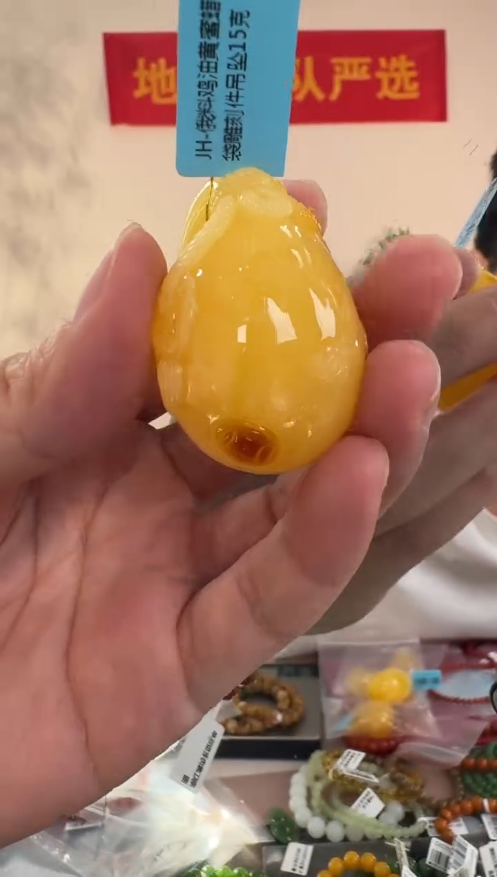 琥珀吊坠(不含链)未镶嵌俄料鸡油黄蜜蜡钱袋雕刻件吊坠