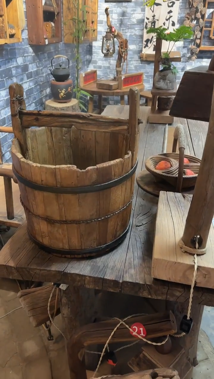 龙****师风化老门板丙烯画