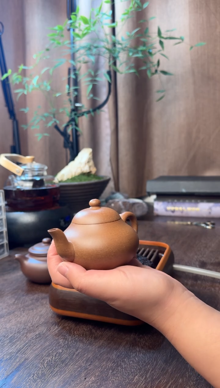 茶壶紫砂彩霞梨式-半手精工制-老宕口桃花泥-40目-容量：150CC