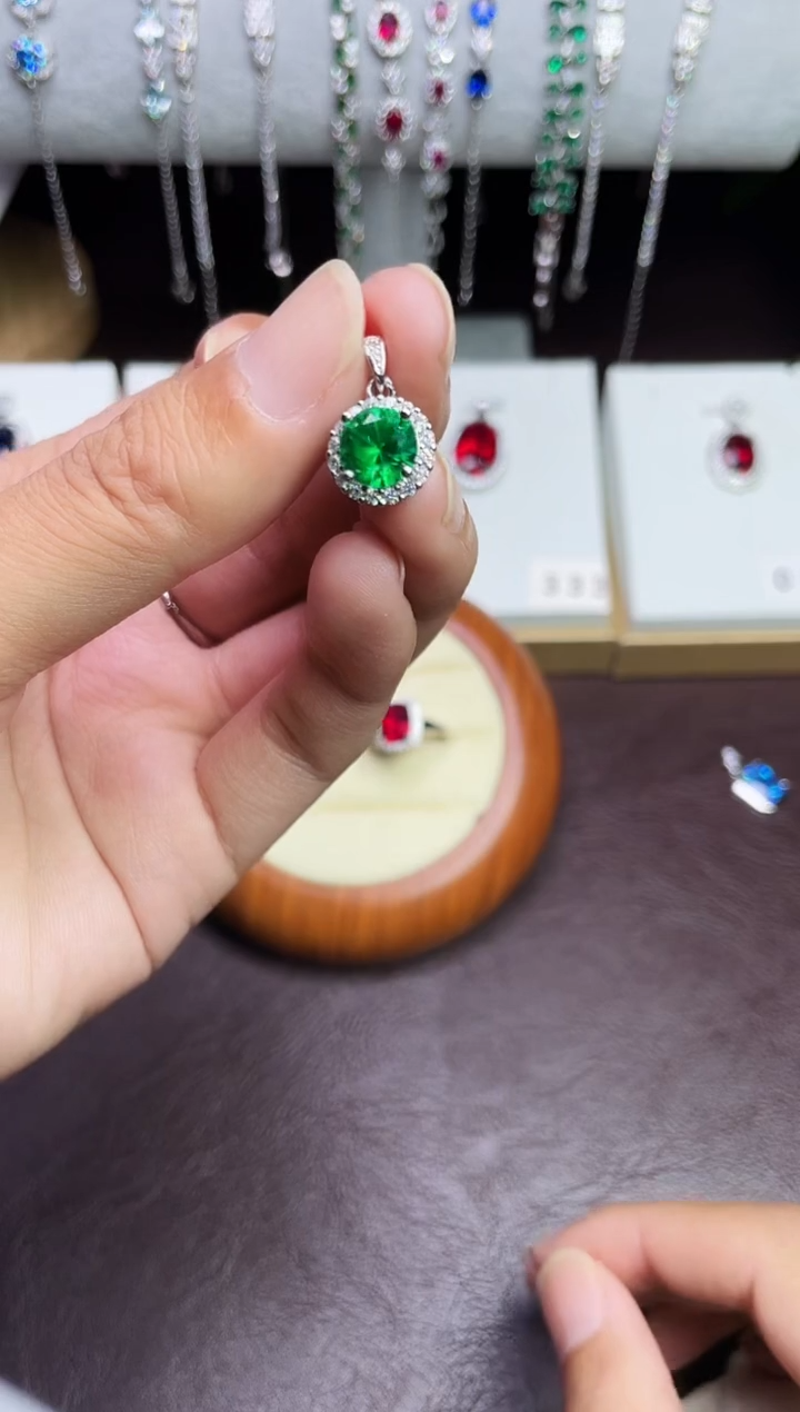 合金颈饰合成钻石绿宝吊坠