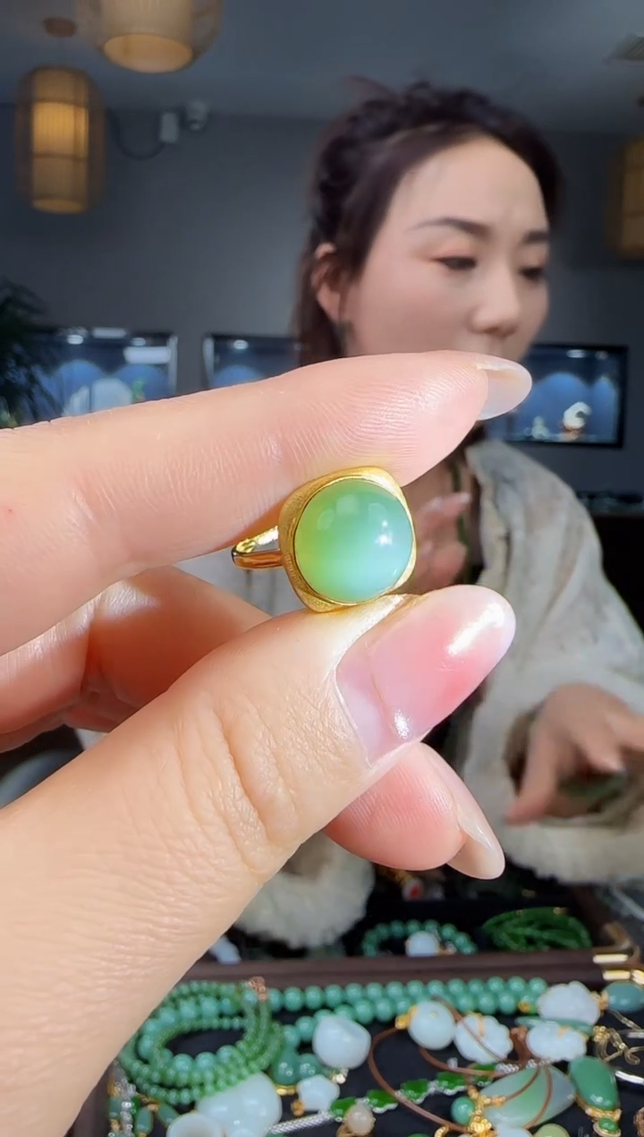18K金镶嵌戒指和田玉1