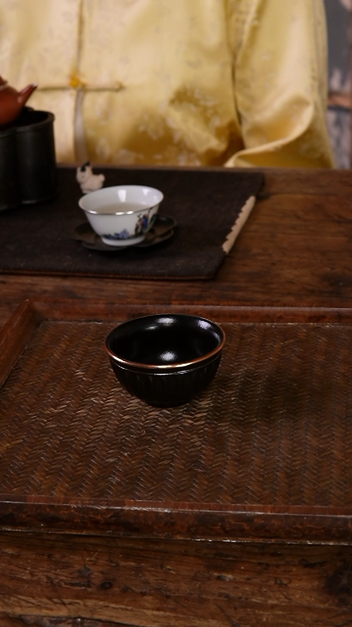 .包铜黑菊瓣杯..