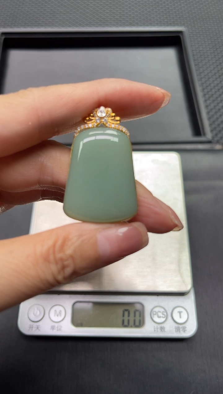 颈饰18K金镶嵌和田玉多样性发1件