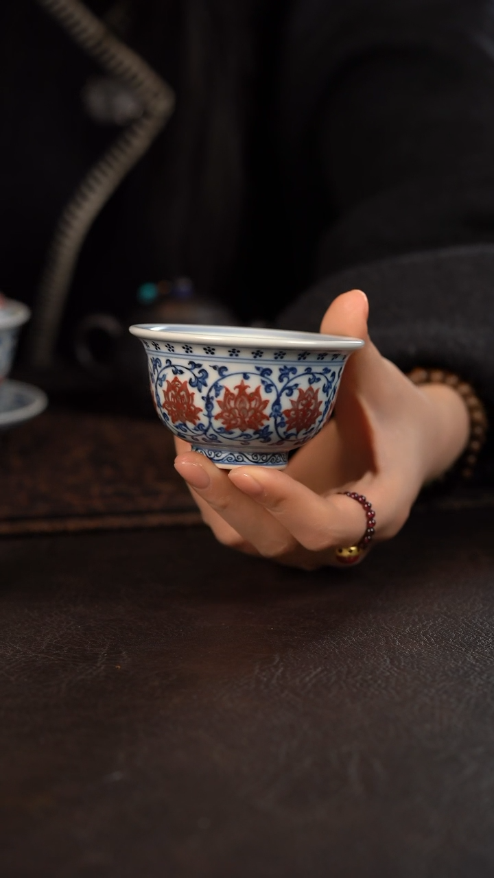 【闪购商品】杯贵红窑青花釉里红缠枝莲压手杯内狮子