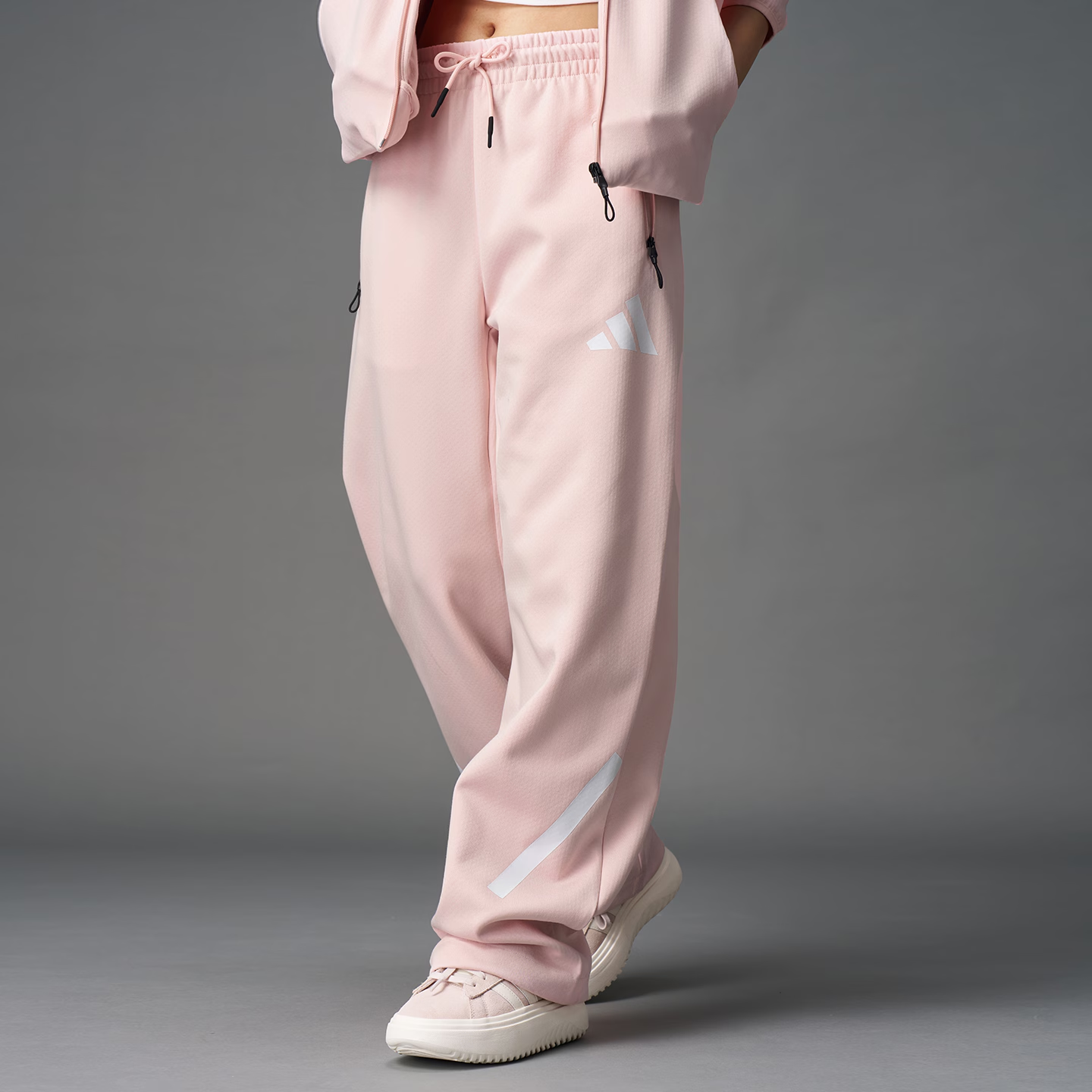 adidas粉色时尚女子「真治愈」系列宽松运动休闲裤KC7907