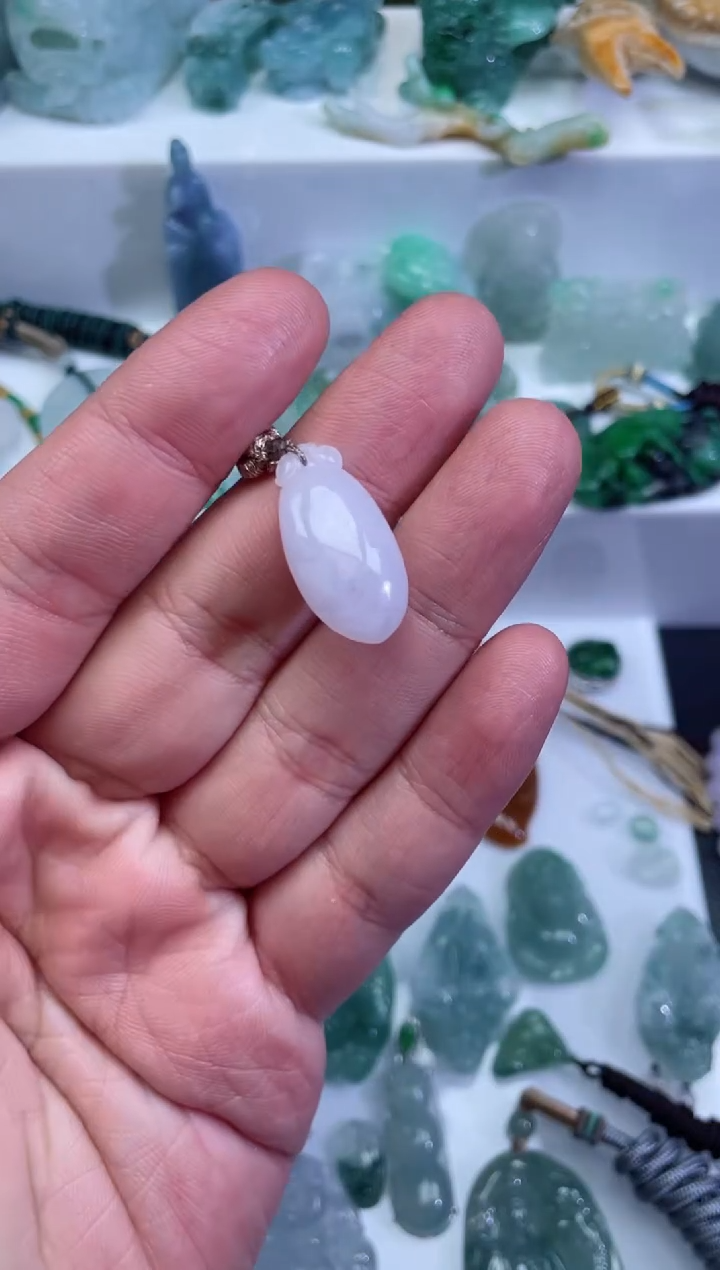 【闪购商品】翡翠颈饰未镶嵌瓜