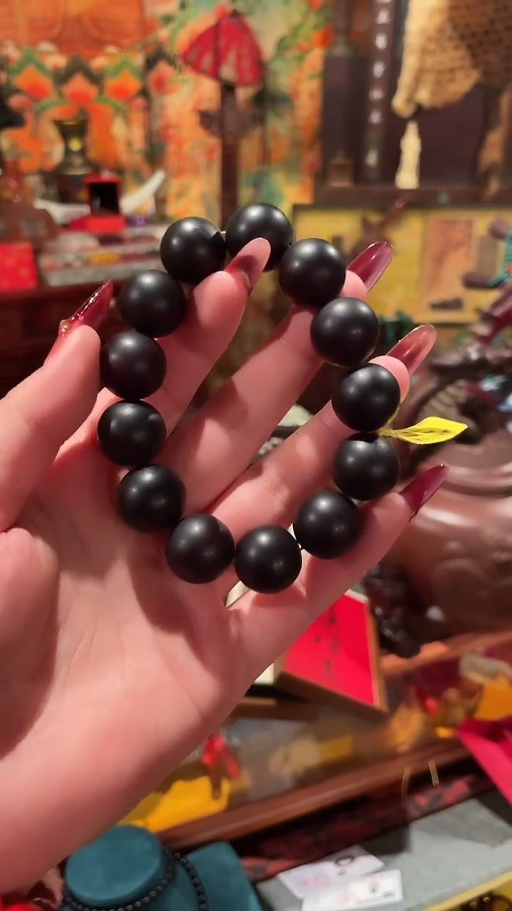 未镶嵌颈饰琥珀黑破