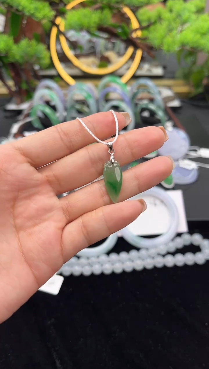 颈饰18K金镶嵌翡翠吊坠