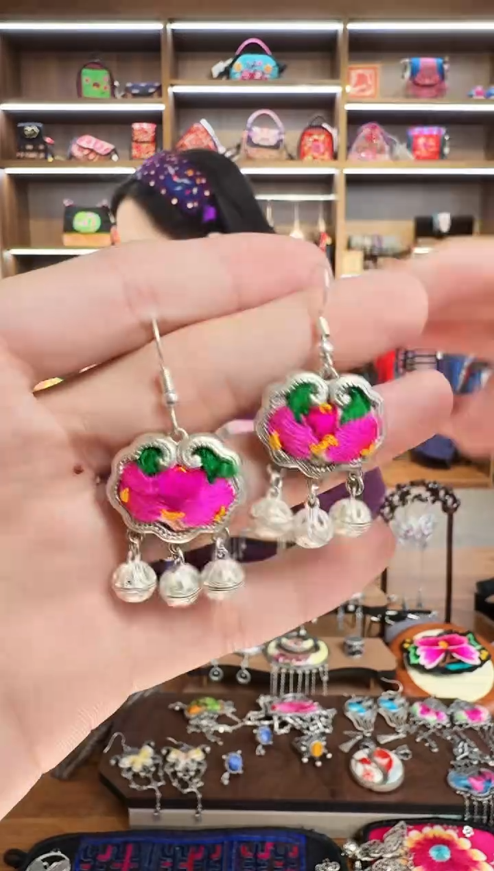 【闪购商品】织绣182蒙阿苏苗绣传承