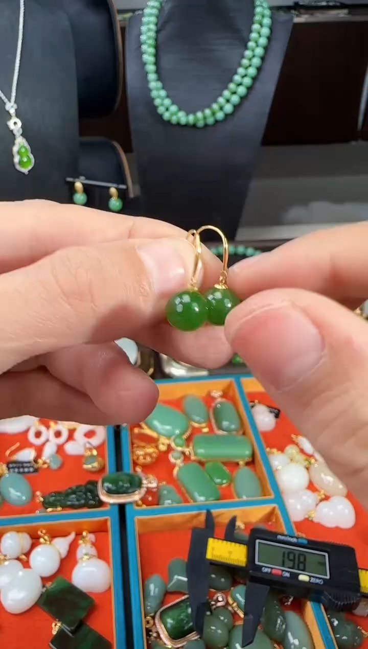 18K金镶嵌和田玉耳饰1