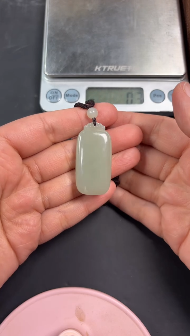 和田玉未镶嵌吊坠(赠链)且末微色差近矿吊坠