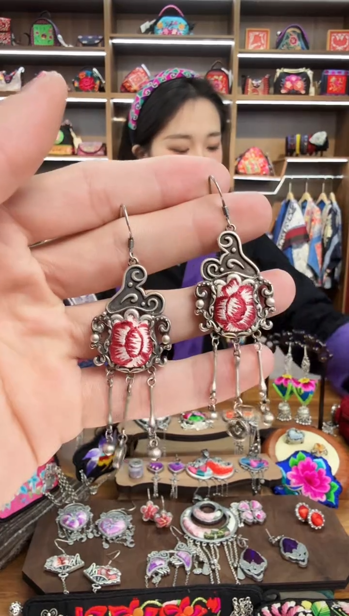【闪购商品】织绣62蒙阿苏苗绣传承
