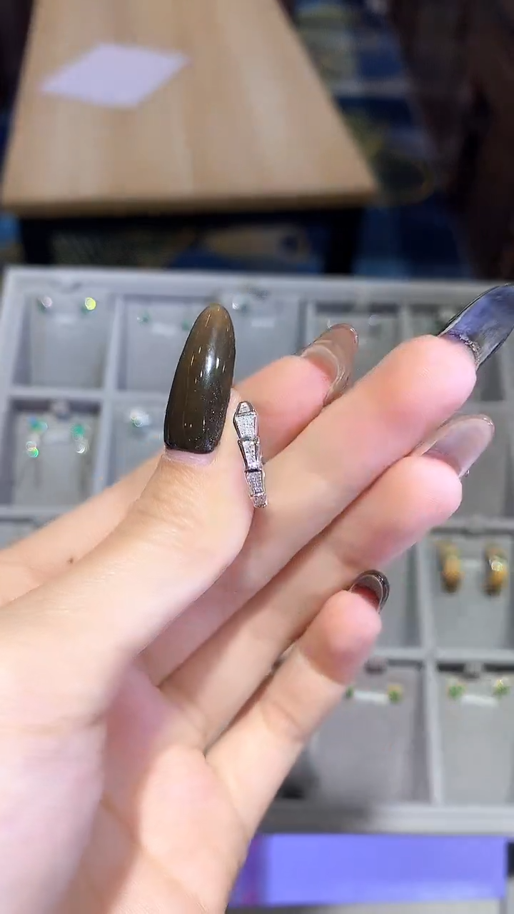 【闪购商品】钻石耳饰18K金镶嵌钻石耳饰一对