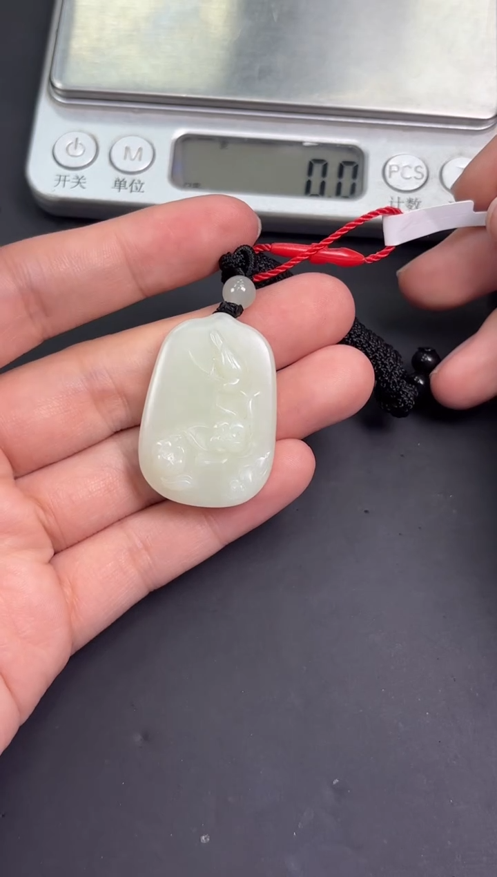 【闪购商品】和田玉吊坠(赠链)未镶嵌且末微色差迪克兰吊坠