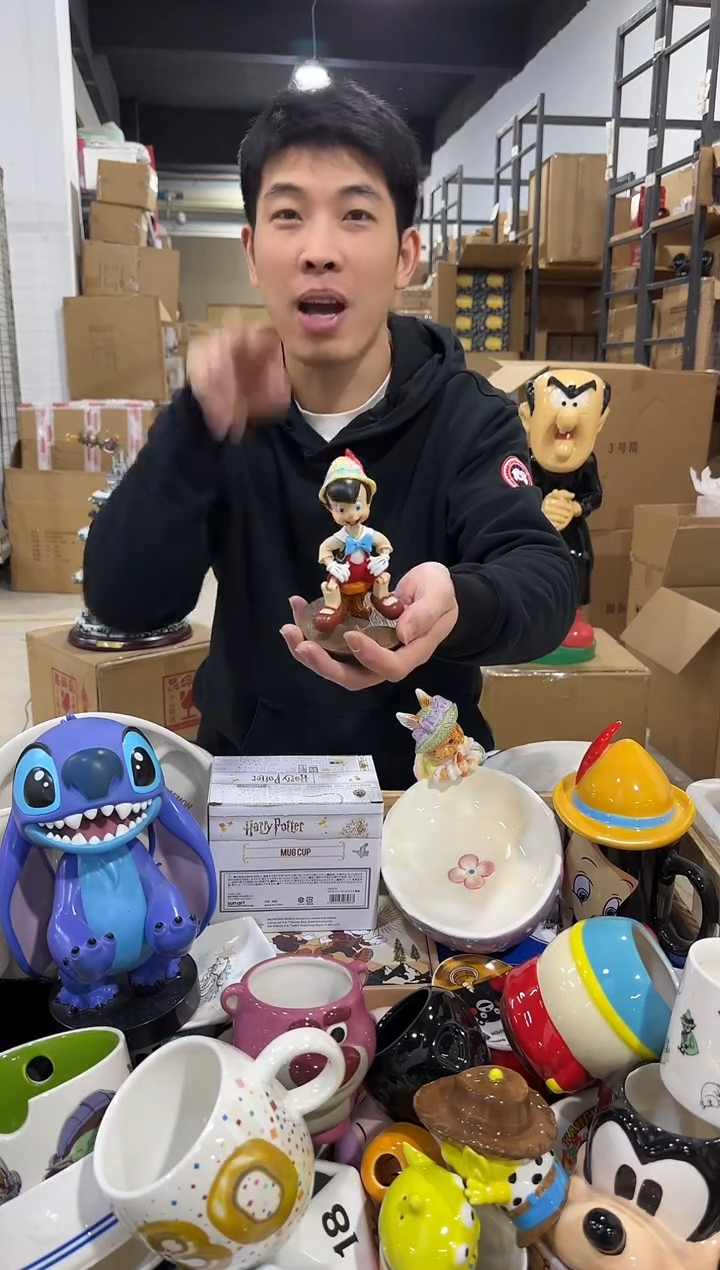 瓷片摇头匹诺曹摆件