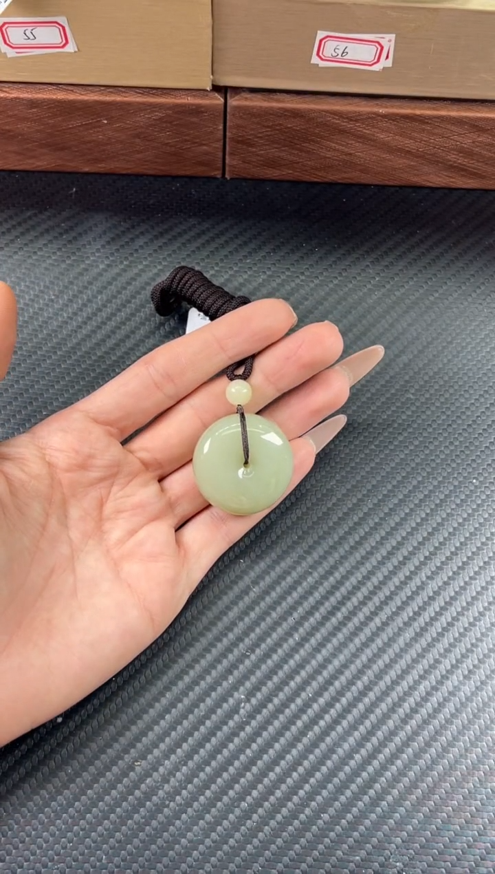 吊坠(赠链)未镶嵌和田玉且末迪克兰二细微色差平安扣L