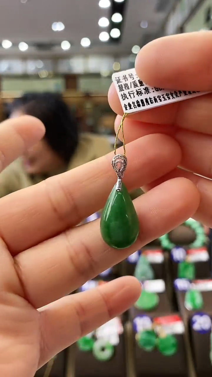 【闪购商品】翡翠颈饰18K金镶嵌水滴