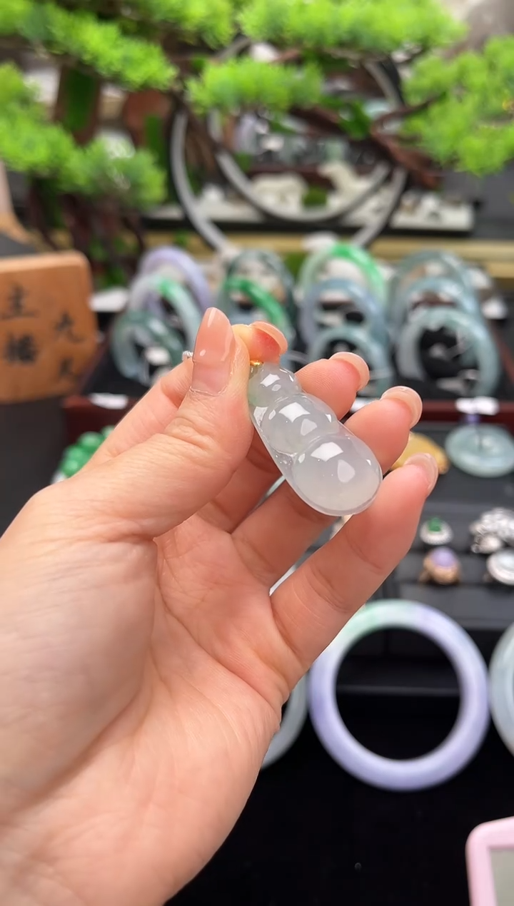 颈饰18K金镶嵌翡翠吊坠