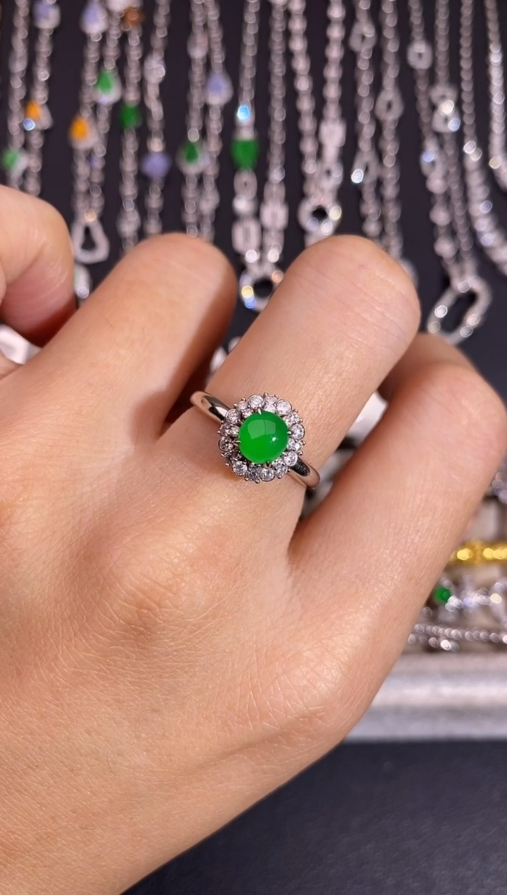 18K金镶嵌戒指翡翠戒指