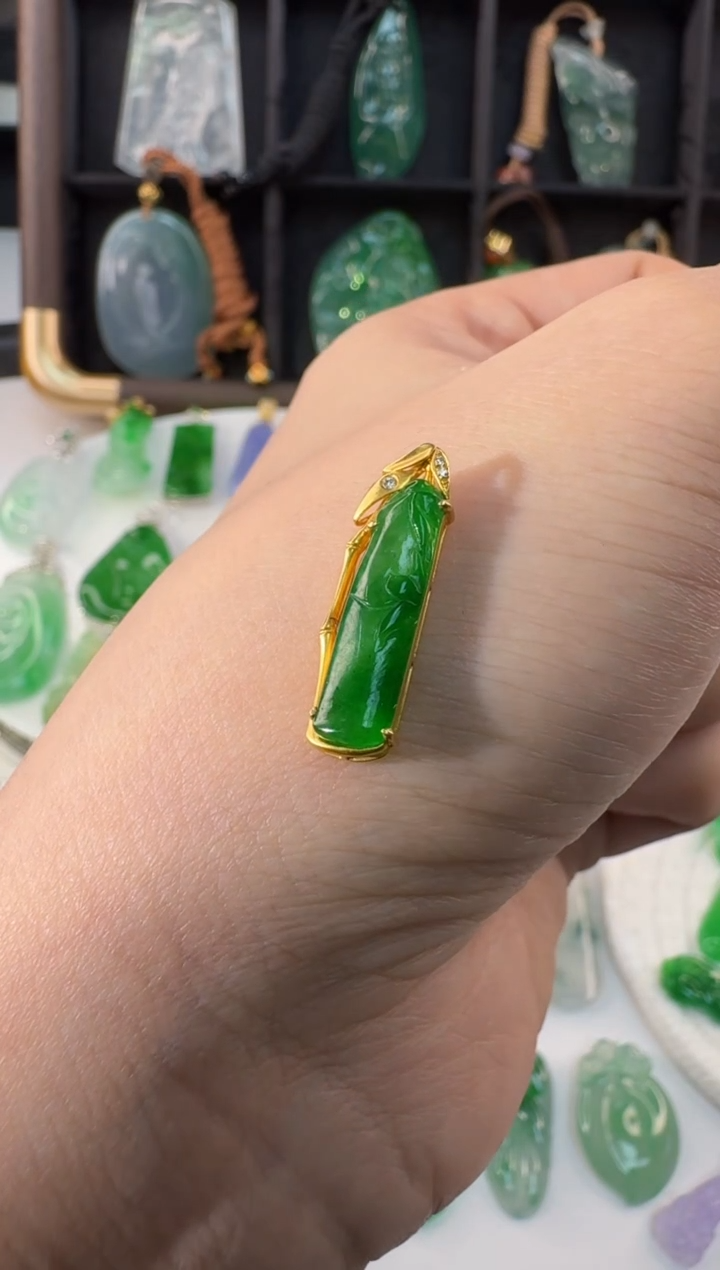 颈饰18K金镶嵌翡翠缅甸A货翡翠