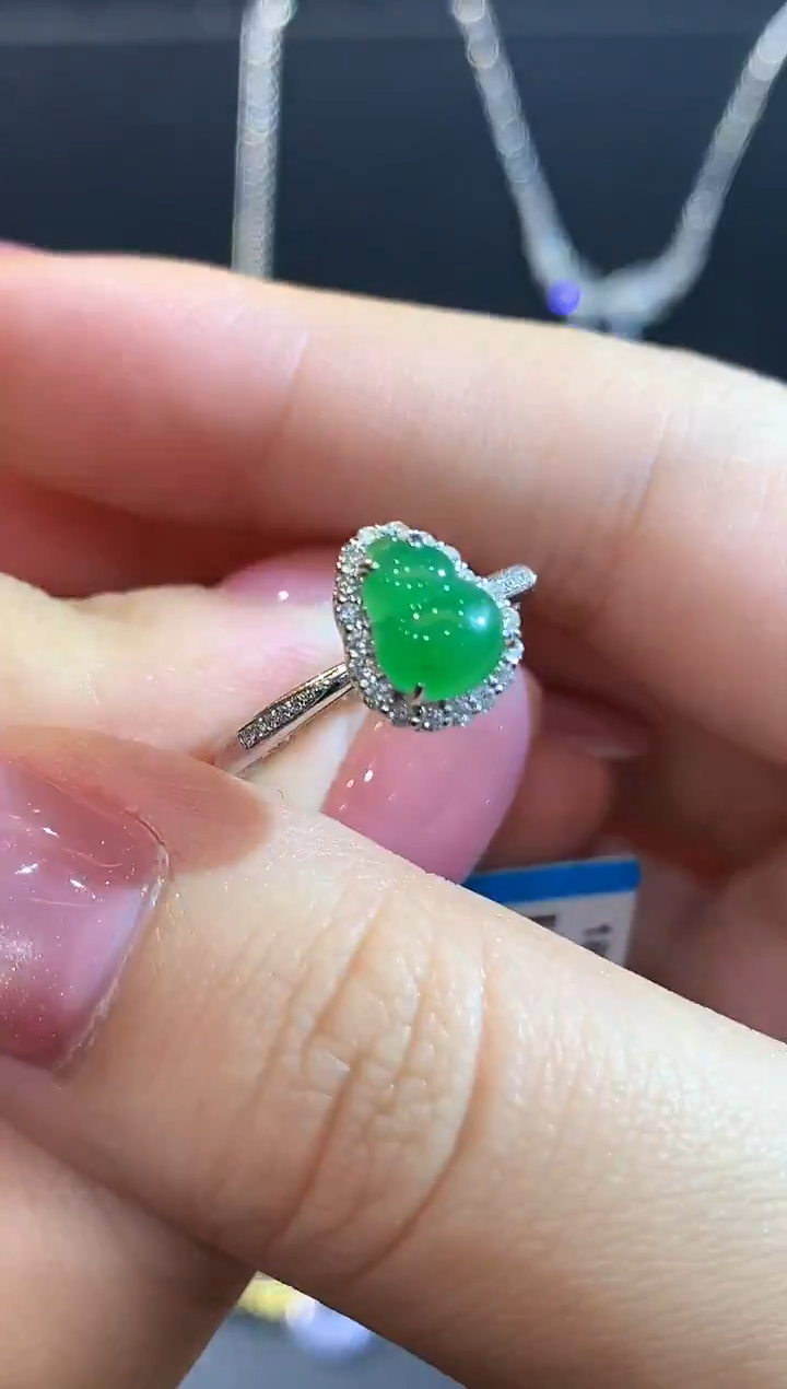 18K金镶嵌戒指翡翠多样性发其一