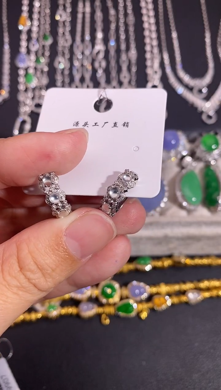 颈饰18K金镶嵌翡翠耳饰