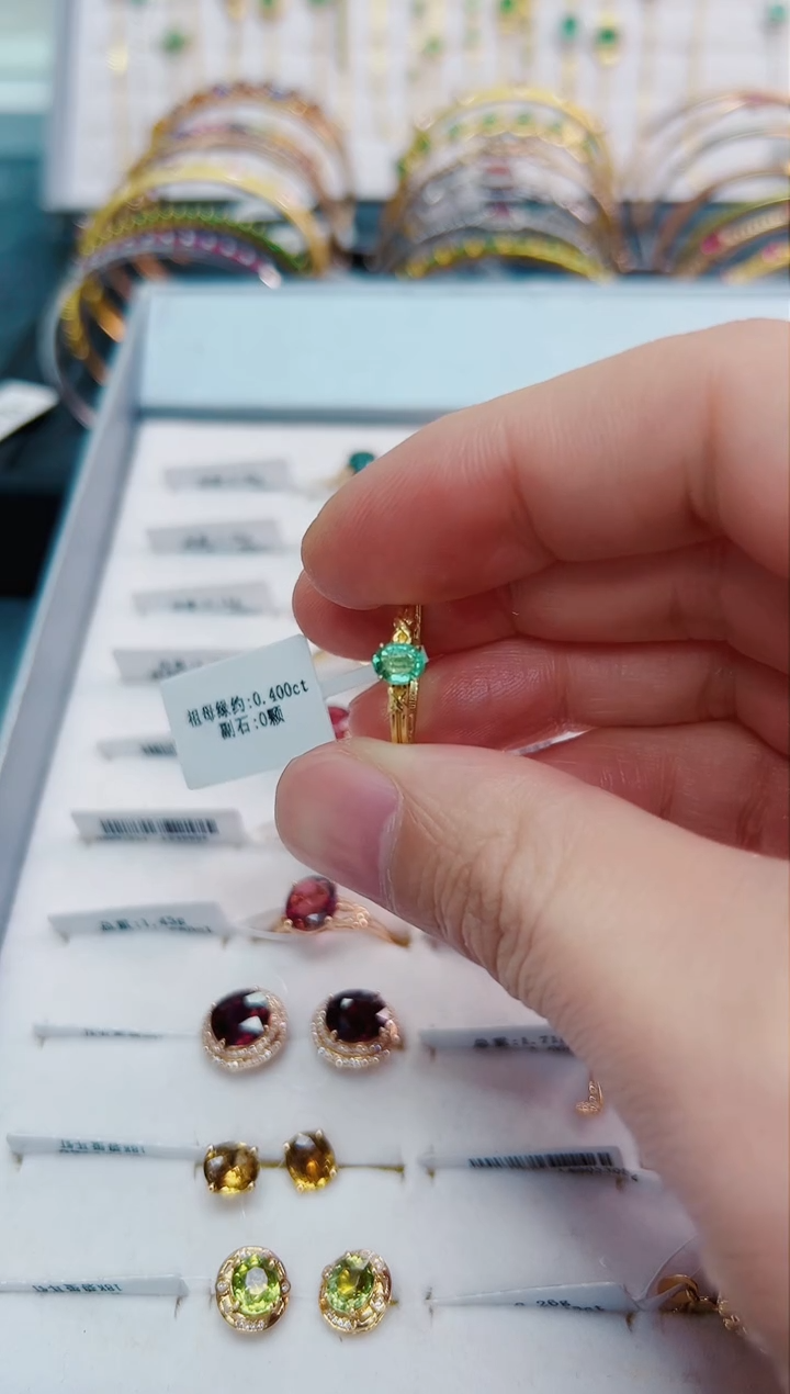 【闪购商品】祖母绿戒指18K金镶嵌.