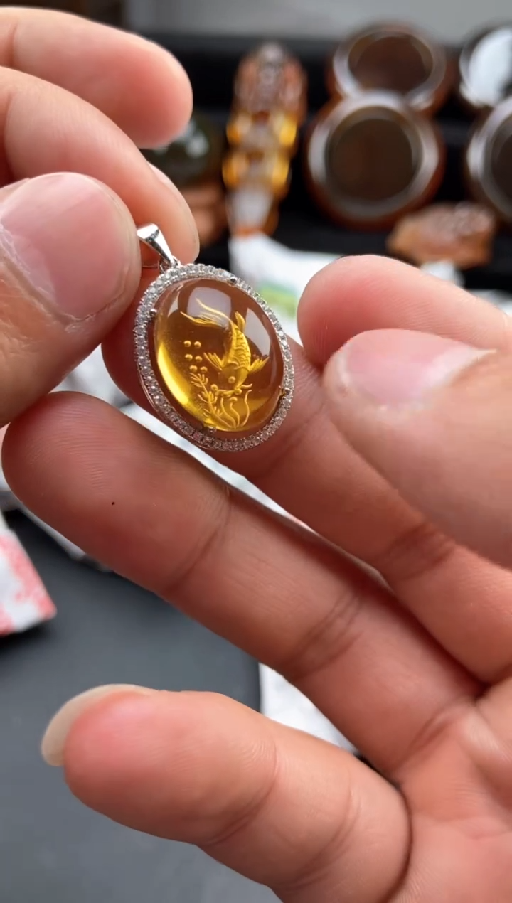 【闪购商品】琥珀颈饰银S925镶嵌阴雕金鱼吊坠