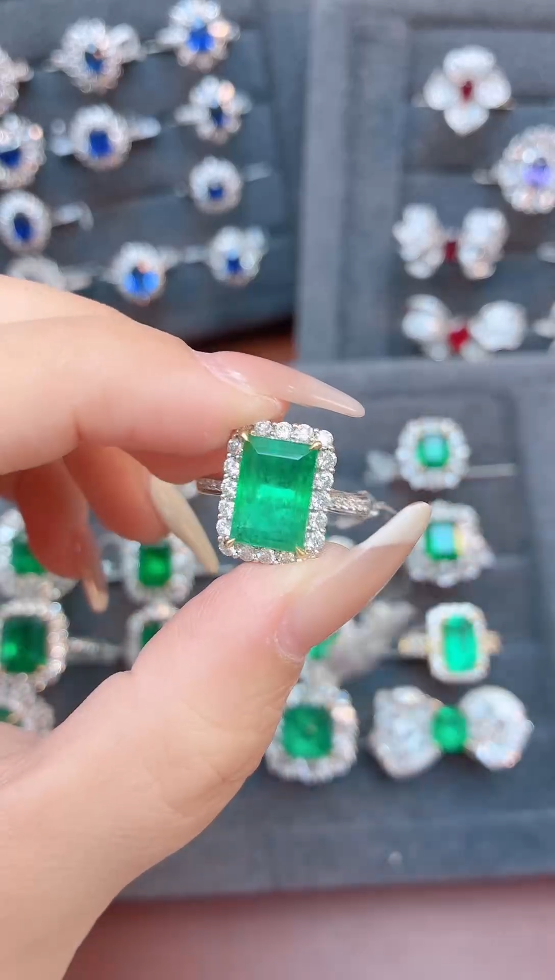 18K金镶嵌戒指祖母绿3.63克拉