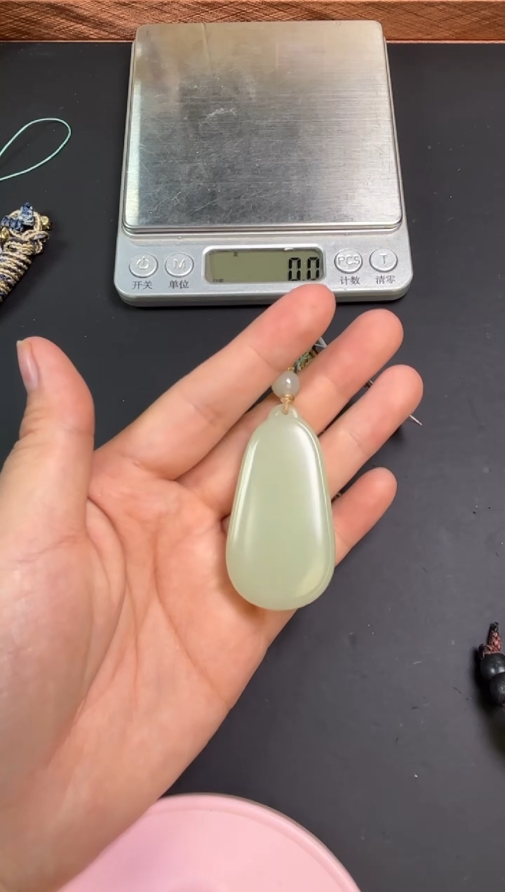 【闪购商品】和田玉吊坠(赠链)未镶嵌且末微色差迪克兰吊坠