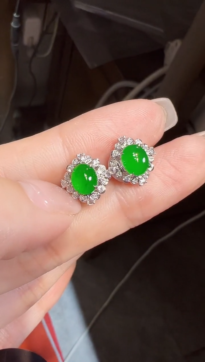 18K金镶嵌翡翠耳饰蛋面