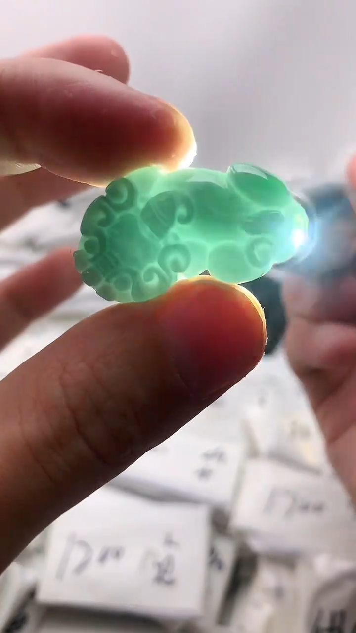 翡翠未镶嵌颈饰普贤