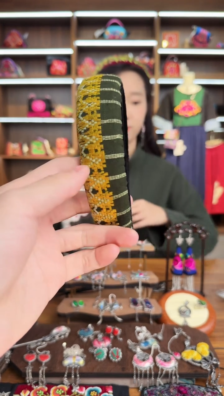 【闪购商品】织绣184蒙阿苏苗绣传承