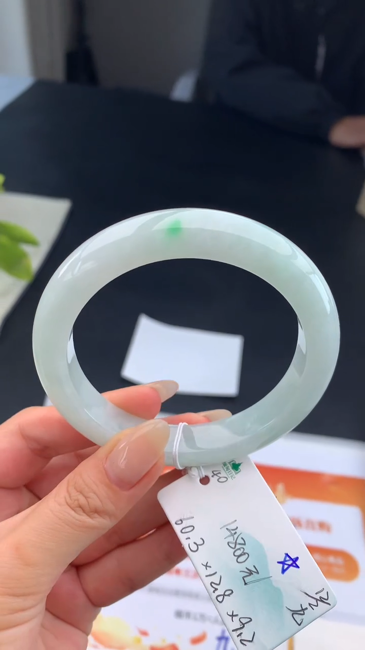 【闪购商品】翡翠手镯未镶嵌 #情人节#送礼，下单联系客服核对地址~